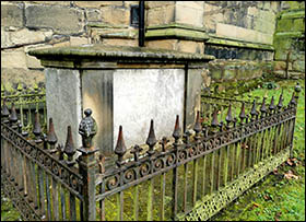 Photo of grave of Thomas Lloyd