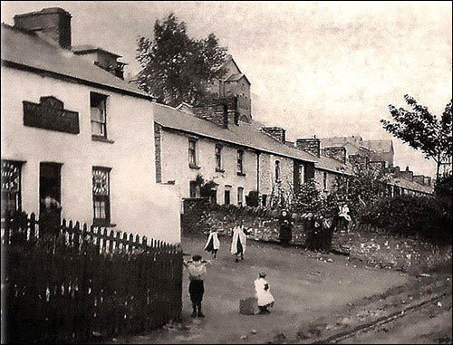 Old photo showing the Griffin Inn, Trefforest